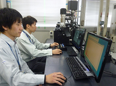 写真：商品安全の取り組みを積極的に実施している社員