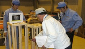 写真：部品搬送の治具と検討