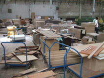 写真：部位毎の在庫が無造作にされている