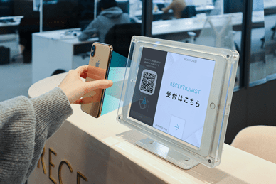 iPadに二次元コードをかざすor画⾯に従ってタップするだけのカンタン操作