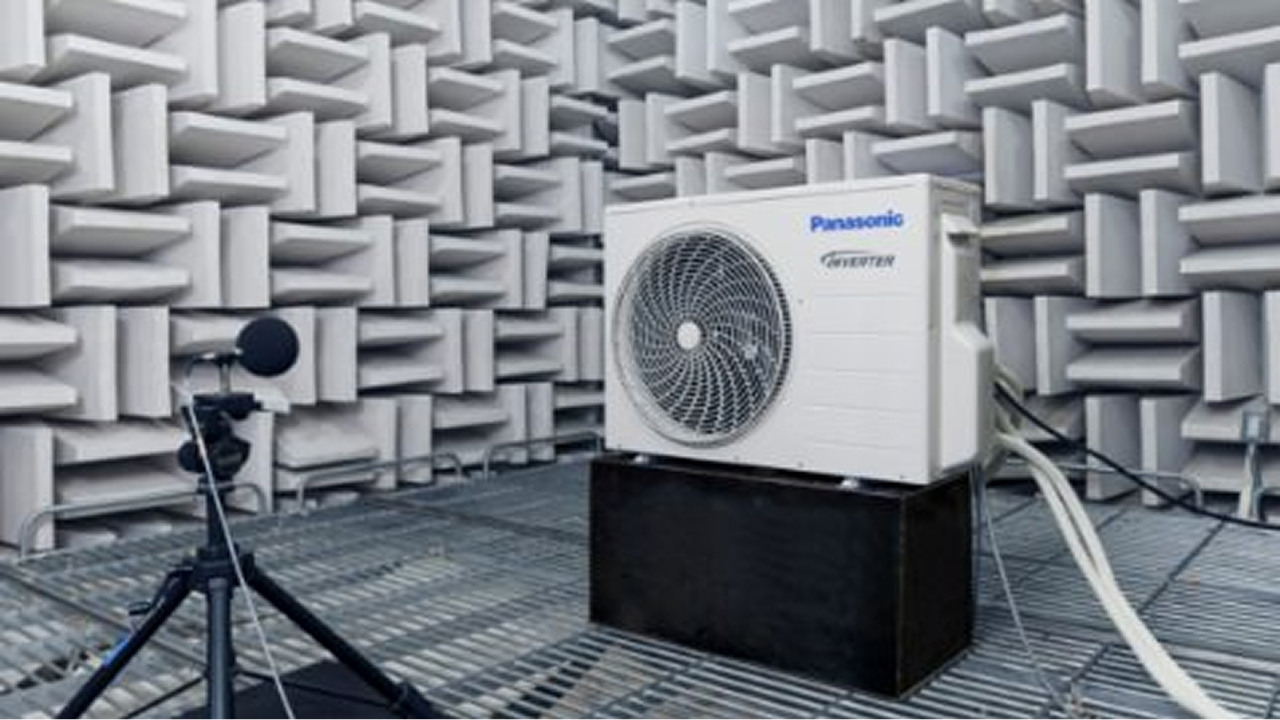 無響音室での試験：エアコンの稼働音を精密に測定する様子