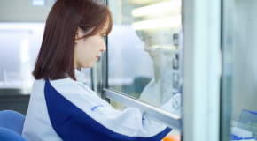 パナソニック HVAC & CC株式会社 ラボで実験中の女性の研修開発者