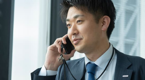 パナソニック HVAC & CCシステムズ株式会社 電話中の男性の横顔