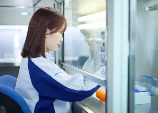 パナソニック HVAC & CC株式会社 ラボで実験中の女性の研修開発者