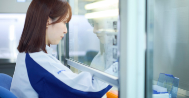 パナソニック HVAC & CC株式会社 ラボで実験中の女性の研修開発者