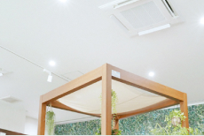 天井に設置された設備向け空調機器