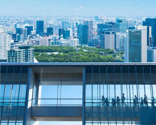 都市の風景とガラス張りの建築内観
