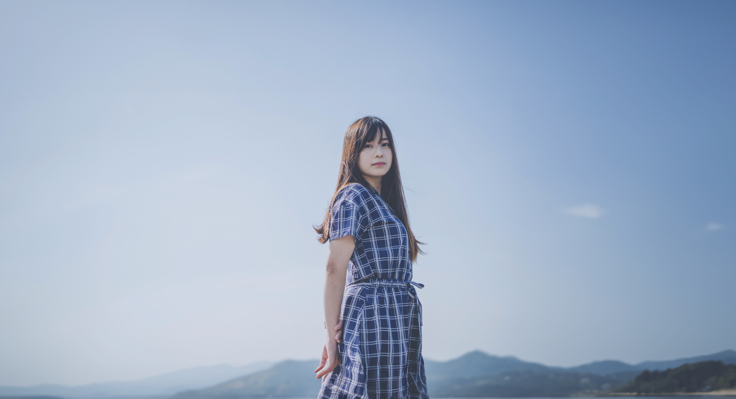 「空気と水と食を、未来の循環資源へ。」というキャッチコピーと共に、晴れ渡る空と山を背に立つ女性