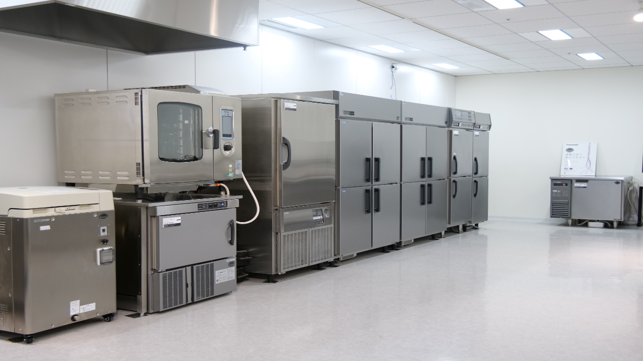 押上キッチンに展示されている業務用冷凍冷蔵庫やオーブンなどの厨房機器