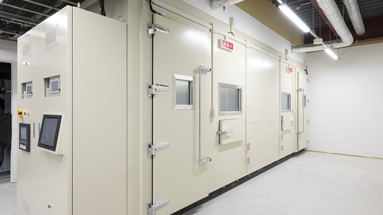 ジア環境BSL2試験室の入り口。気密性の高いドアと制御パネルが配置された廊下の様子