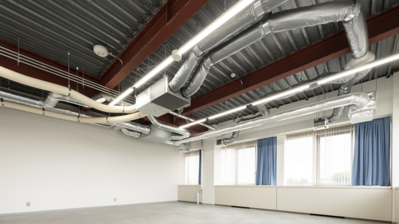 体感型デザインルーム。天井がスケルトンになっており、設置された空調機器の内部構造が見えるようになっている