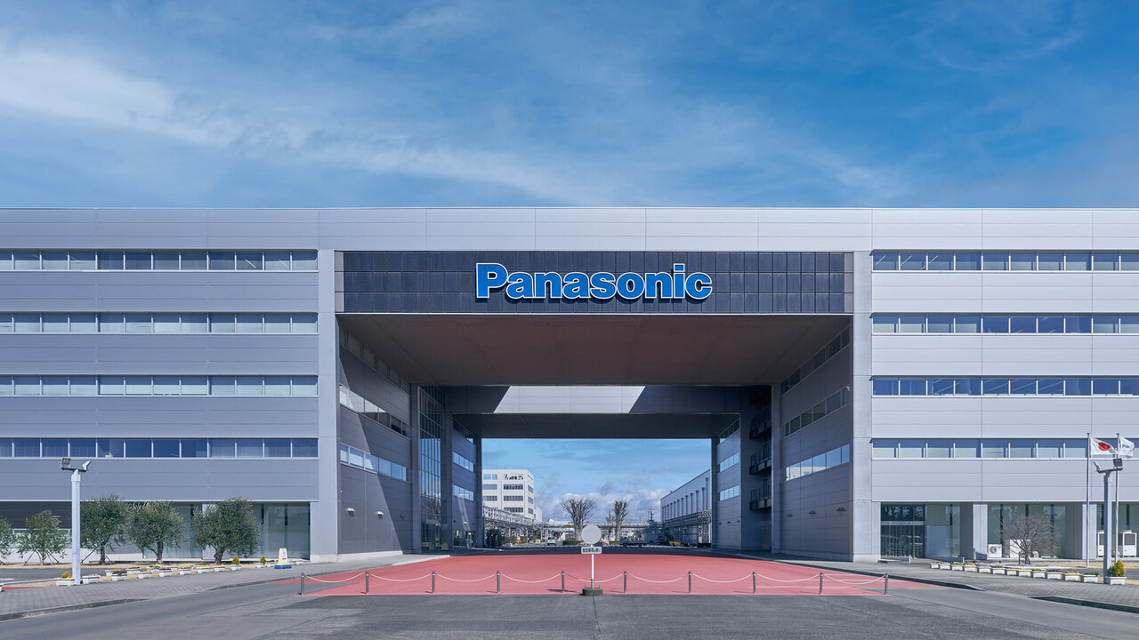 パナソニックのロゴが掲げられた大泉拠点の建物外観