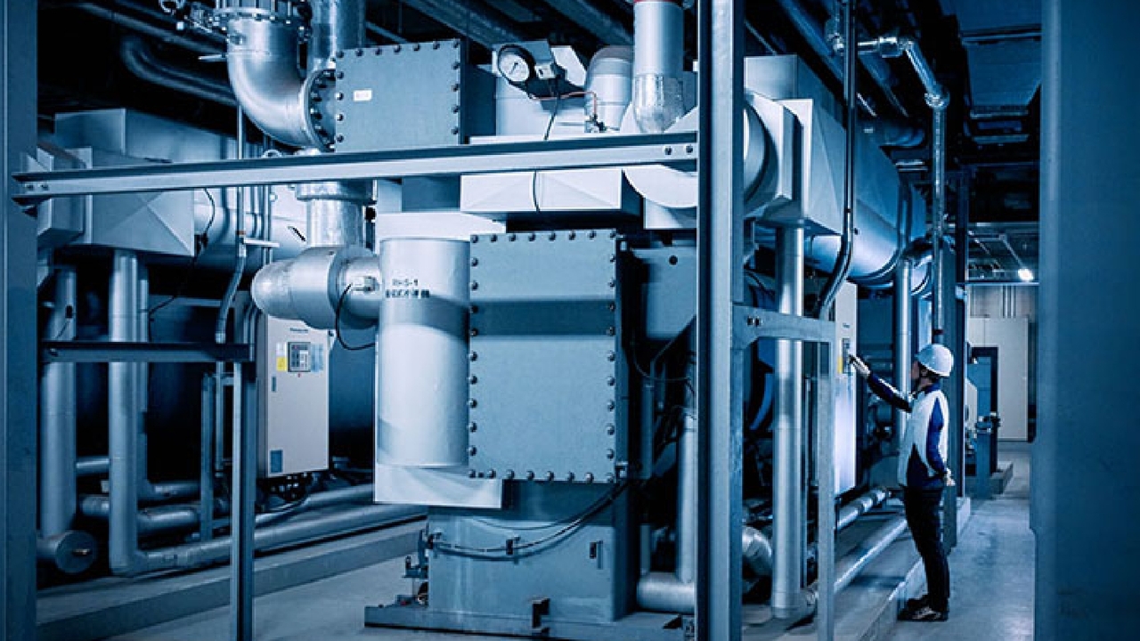 パナソニックの大型吸収式冷凍機「ナチュラルチラー」の外観