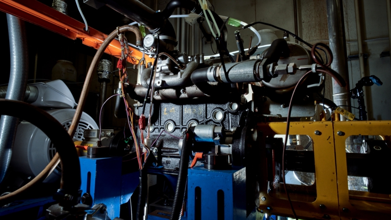 GHPの心臓部であるエンジン画像