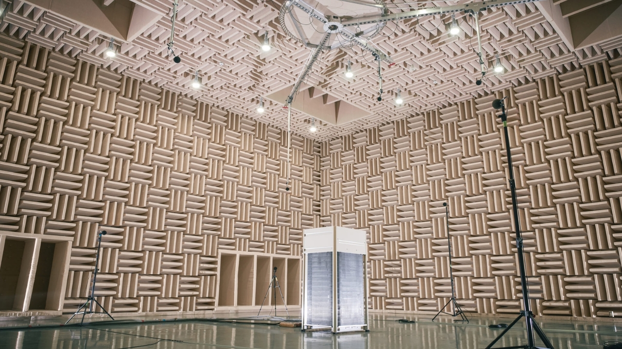 大型空間用無響音室でVRFの騒音試験を行う様子