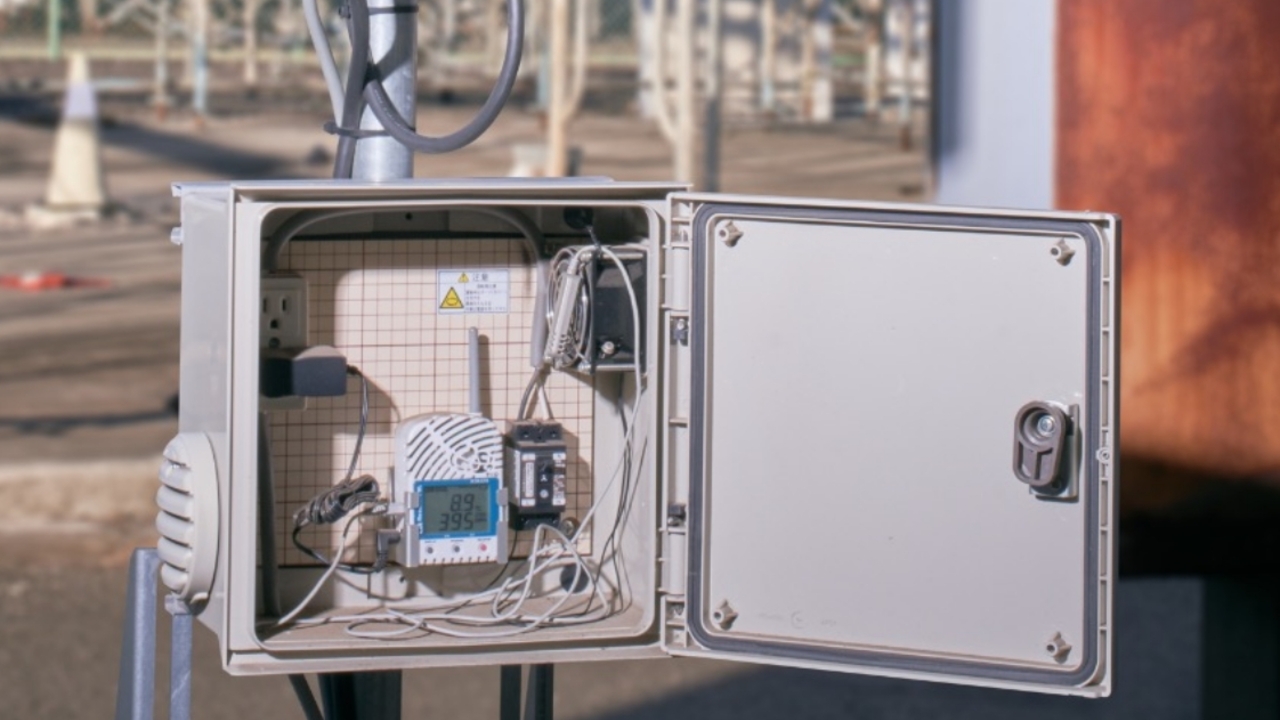 屋外に設置された計測器