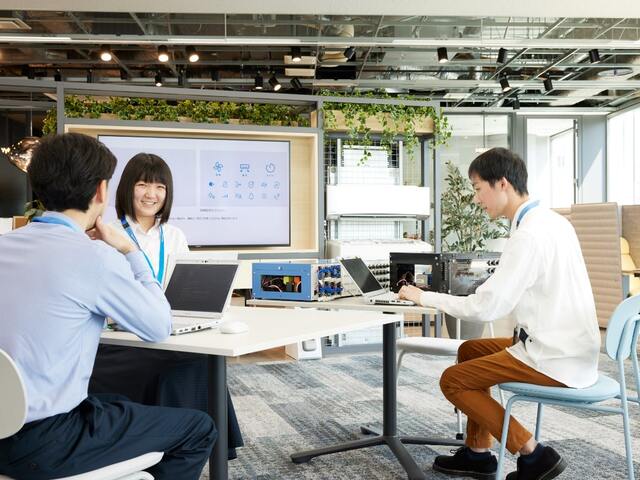 Conversation Storm（ミーティングエリア）の様子。モニターを前に複数人でディスカッションを行っている。