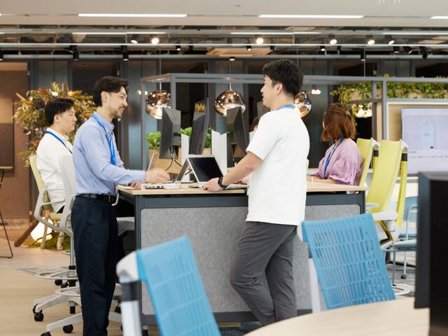 Gale Workshop（コミュニケーションエリア）の様子。執務エリア近くのカウンターでメンバーが立ち話をしている。