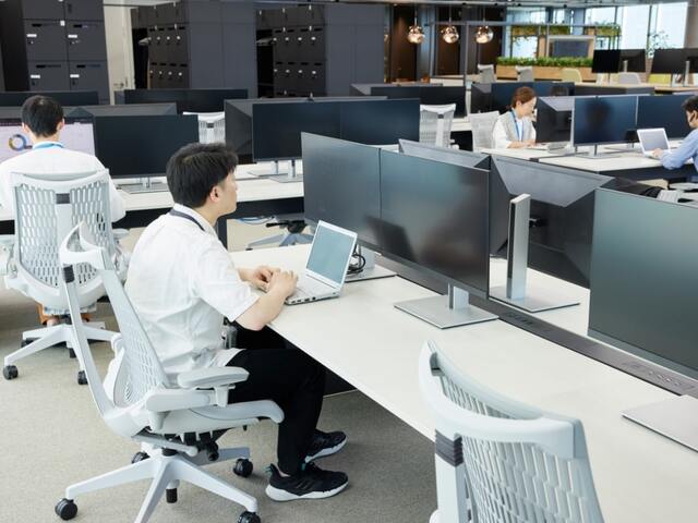 Calm Lab（集中エリア）の様子。マルチディスプレイを備えた静かな環境で個人が作業に集中している。