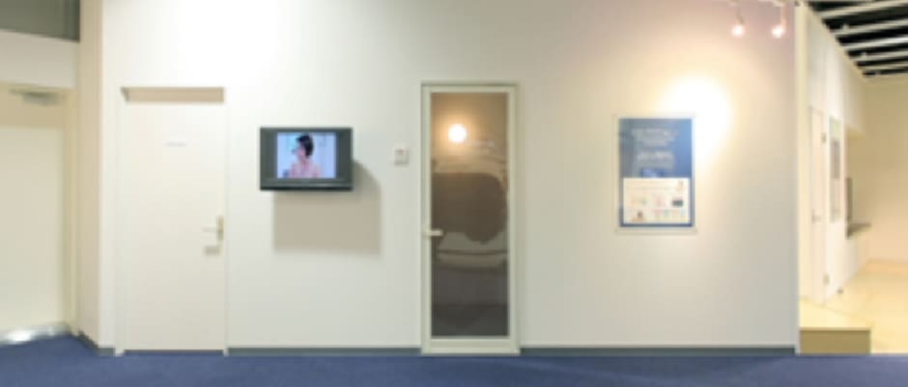 服を着たままミストサウナを体験している様子