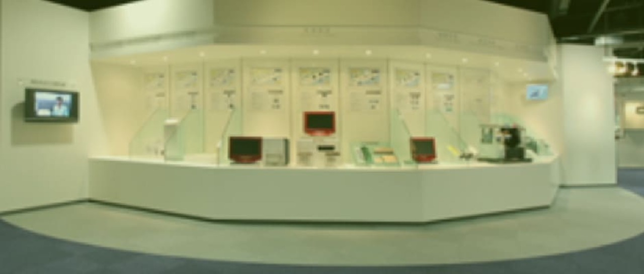 10の環境技術を紹介する展示パネルと模型の全景