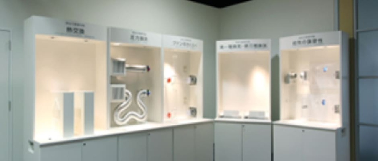 換気扇の構造や仕組みを解説する展示壁面