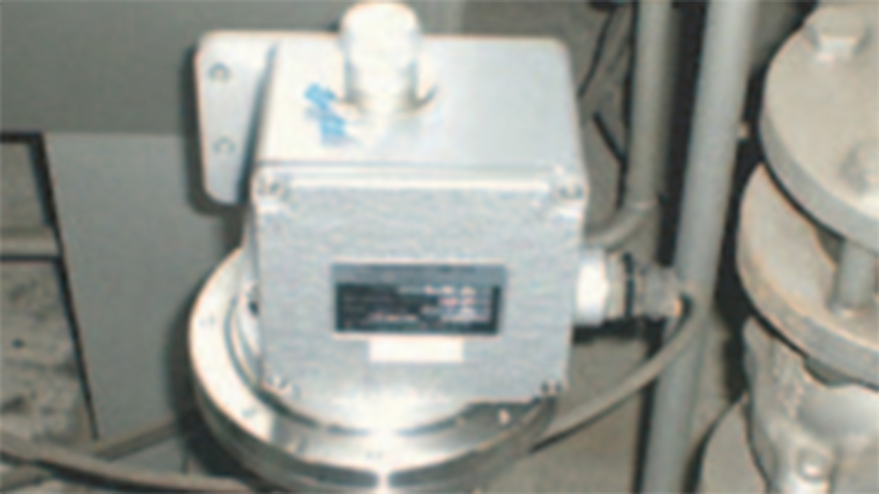 ガス焚燃焼安全部品の一つであるガス圧スイッチの外観。金属製の四角いボックス状の本体が配管上に取り付けられている様子。