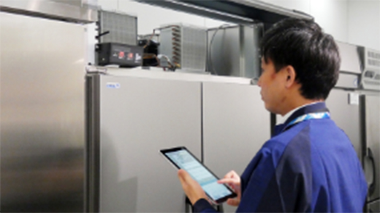 点検表に基づき、タブレット端末を用いて機器を点検する作業員