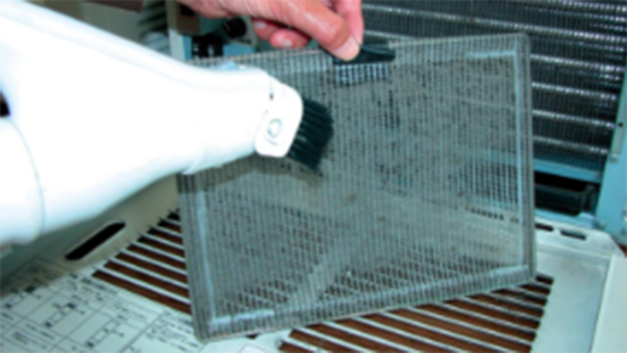 コンデンサーの清掃前後比較。清掃前は目詰まりしていたフィンが、清掃後はきれいになっている様子