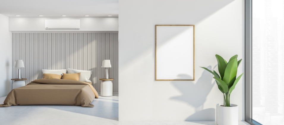 観葉植物がある寝室に太陽の光が差し込んでいる画像