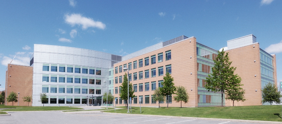 大きなビルが複数ある様子の画像