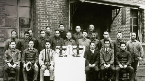1909年に創業した川北電気企業社の集合写真