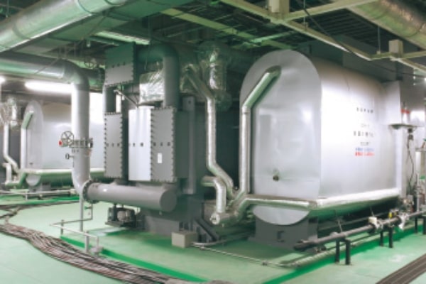 東京ドームの巨大な機械室に当社の吸収令温水機が配備されいてる画像