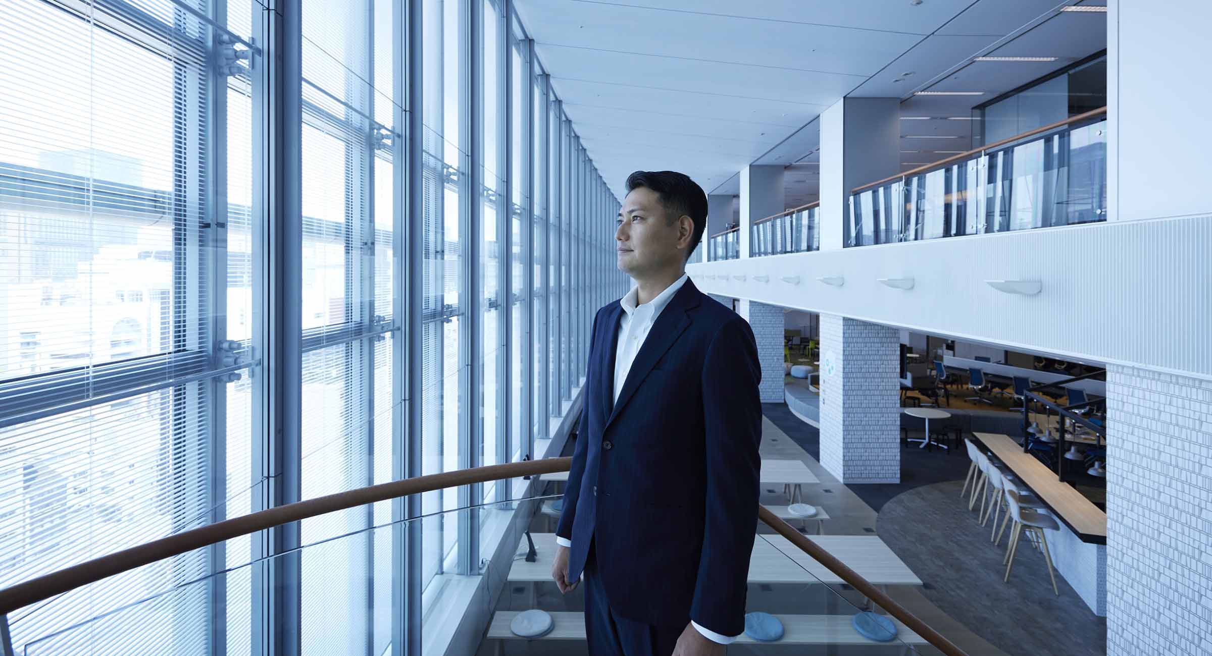 社内ホールにて佇む壬生の画像