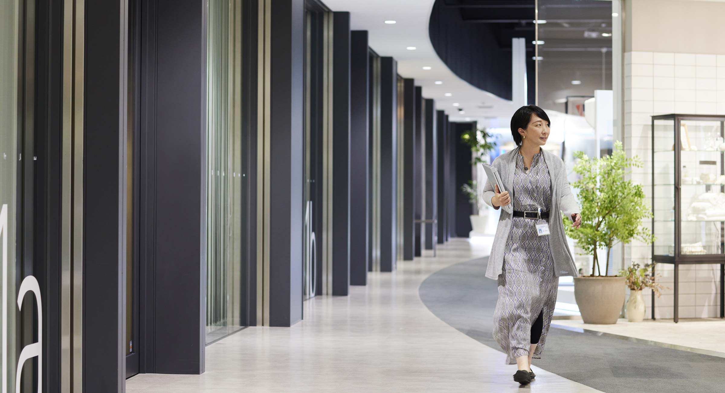社内通路を歩いている有本の画像