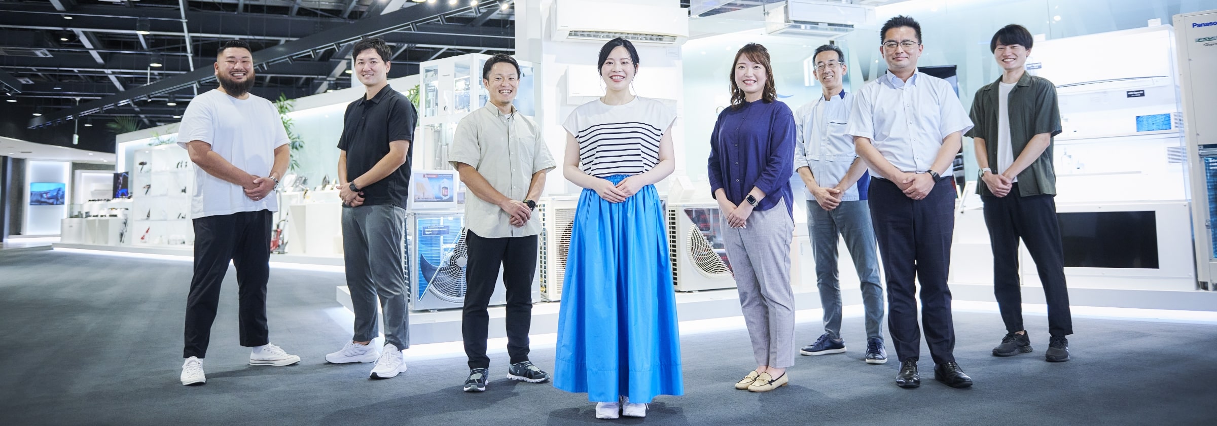 笑顔で並び立つ男女スタッフの集合画像