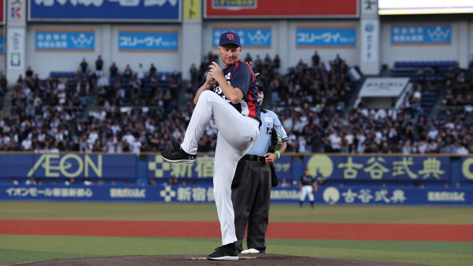 WBCチェコ代表監督が北海道日本ハムファイターズ戦の始球式に参加している画像