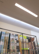 インテリア商品は間接照明のように上部を照らす