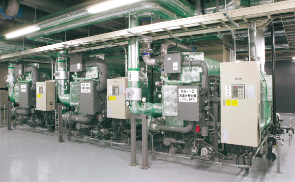ガス焚二重効用吸収冷温水機 AUW-HS100F1C(ガス・油切替型)、BUW-HS300F1GL×2