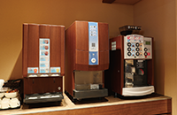 ドリンクディスペンサー、卓上型製氷機の設置写真