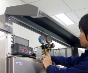 写真：業務用冷蔵庫メンテナンス作業