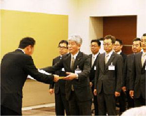 表彰を受ける前田社長