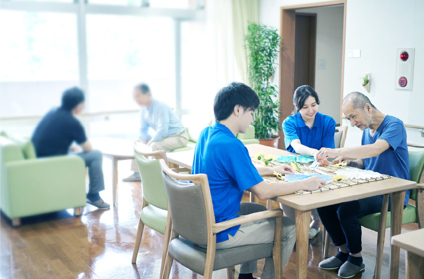 介護施設で会話している写真