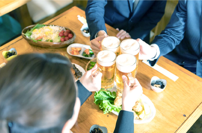 飲食店で4杯のビールで乾杯する写真