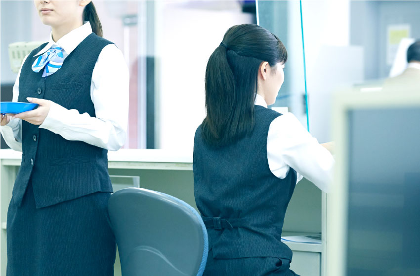 窓口で働く女性の写真
