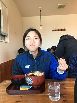 金丸選手が定食を頬張る姿