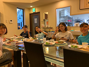 エンジェルスの食卓でみんなでピース