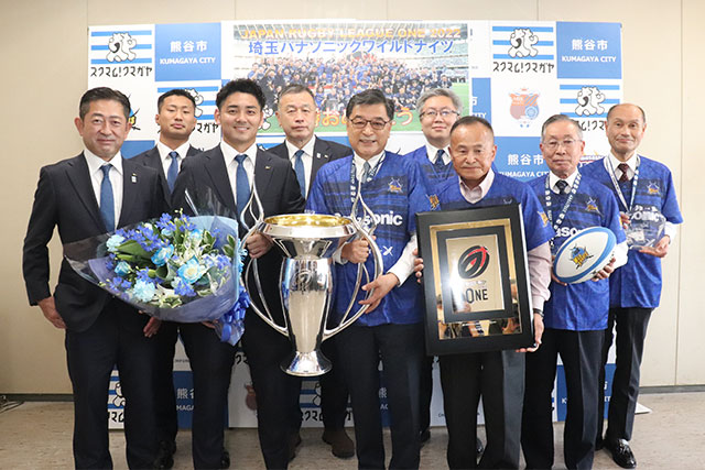 左から、パナソニックスポーツの久保田社長、長田選手、竹山選手、飯島 均ゼネラルマネージャー、小林哲也市長、大野元裕埼玉県知事、