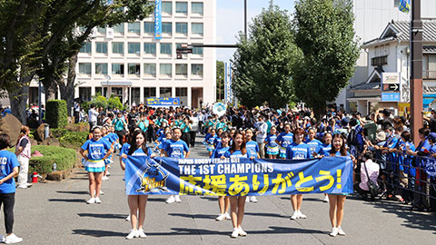画像:キッズのチアダンスと本庄高校吹奏楽部の皆さんが先導。