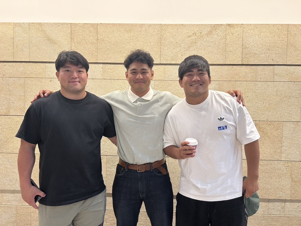 画像:送迎をしてくれた、木原選手、齊藤選手、佐藤選手。